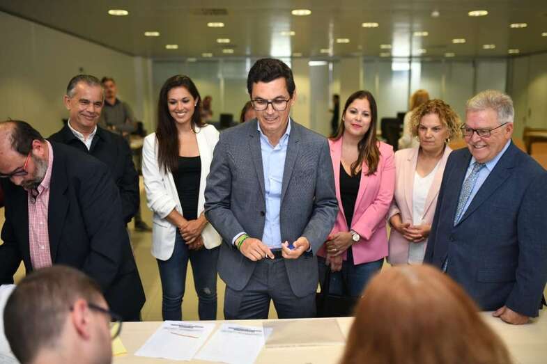 Instante de la presentación de la candidatura (Foto TA)